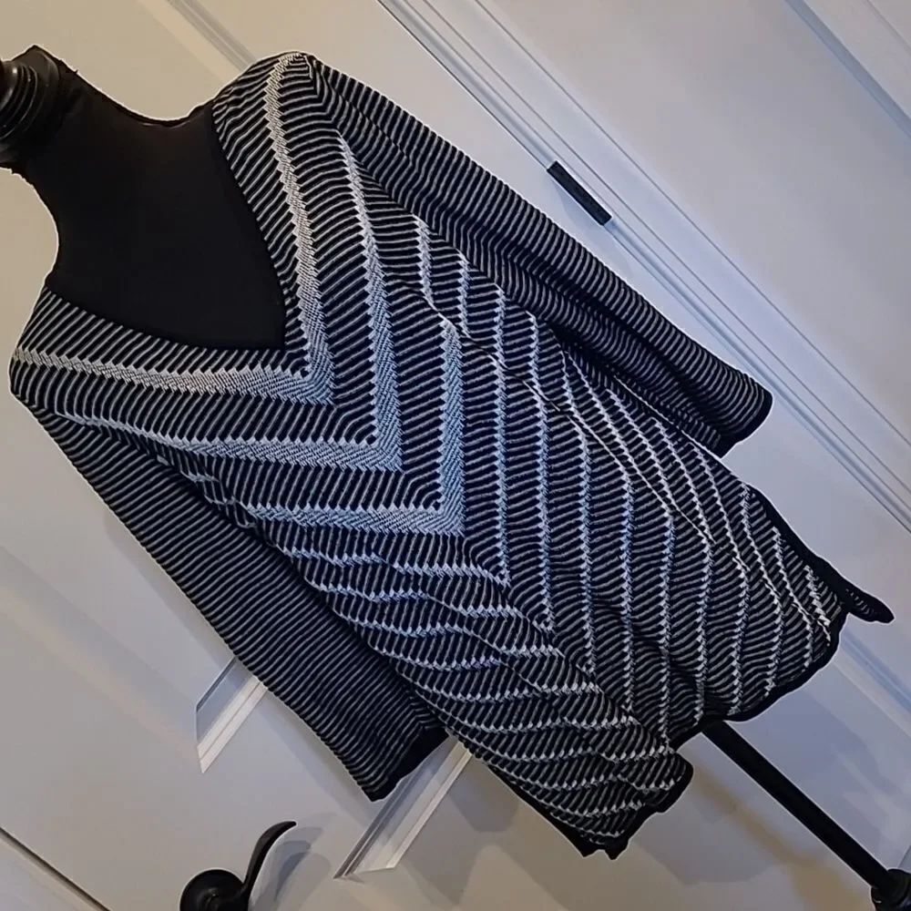 Dana Buchman sz L geometric design black and gray tunic top